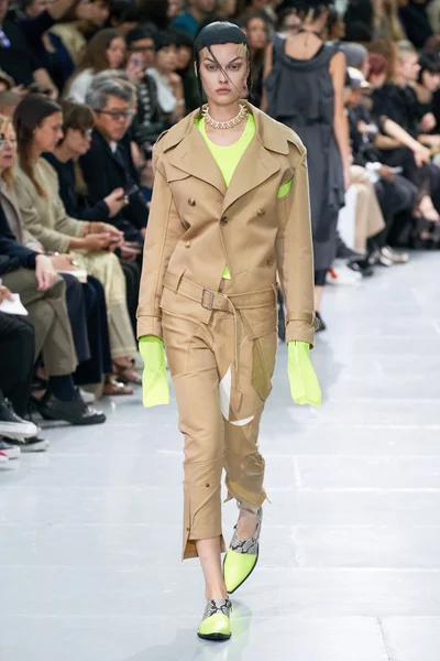 Look 16